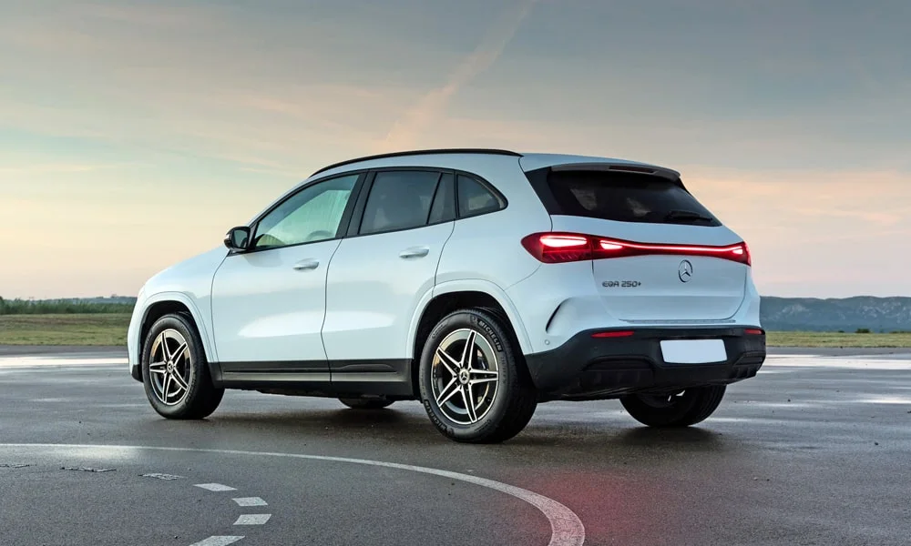 Фото Mercedes-Benz EQA (2024) — вид сзади, фото 7. Белый кузов сзади — фонари и бампер определяют ночной образ модели. Насадки выхлопа или их имитация внизу бампера различают версии Mercedes-Benz EQA (2024) — вид сзади, фото 7