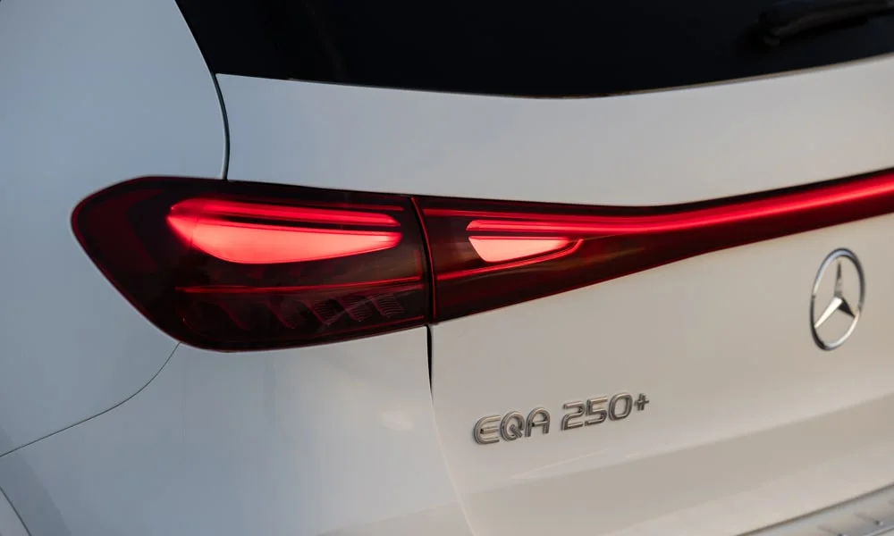 Фото Mercedes-Benz EQA (2024) — вид сзади, фото 8. Графика фонарей, бампер и оформление пятой двери. Насадки выхлопа или их имитация внизу бампера различают версии Mercedes-Benz EQA (2024) — вид сзади, фото 8