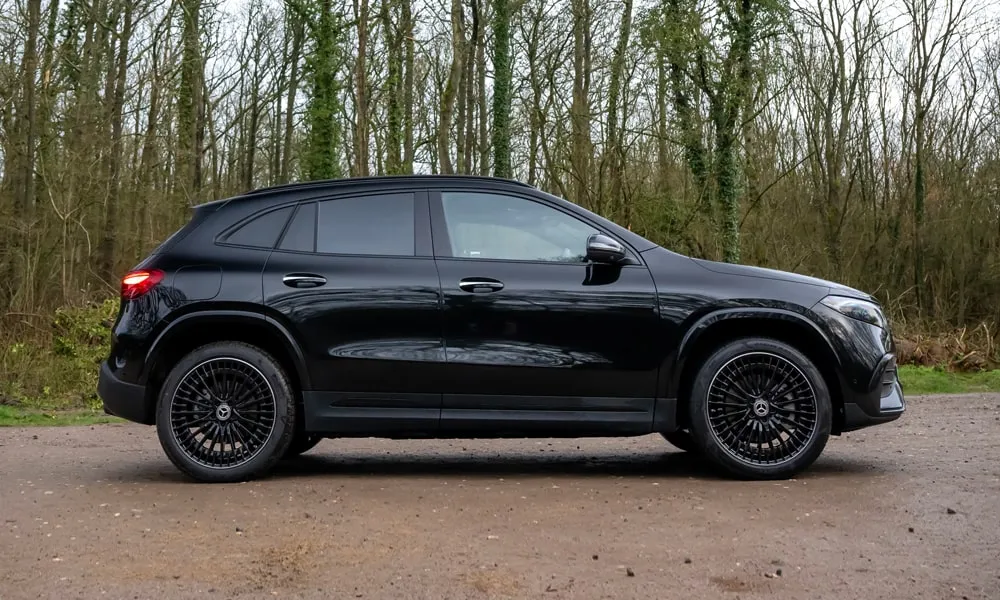 Фото Mercedes-Benz EQA (2024) — вид сбоку. Чёрный кузов в профиль — пропорции, высота посадки и дизайн дисков Mercedes-Benz EQA (2024) — вид сбоку