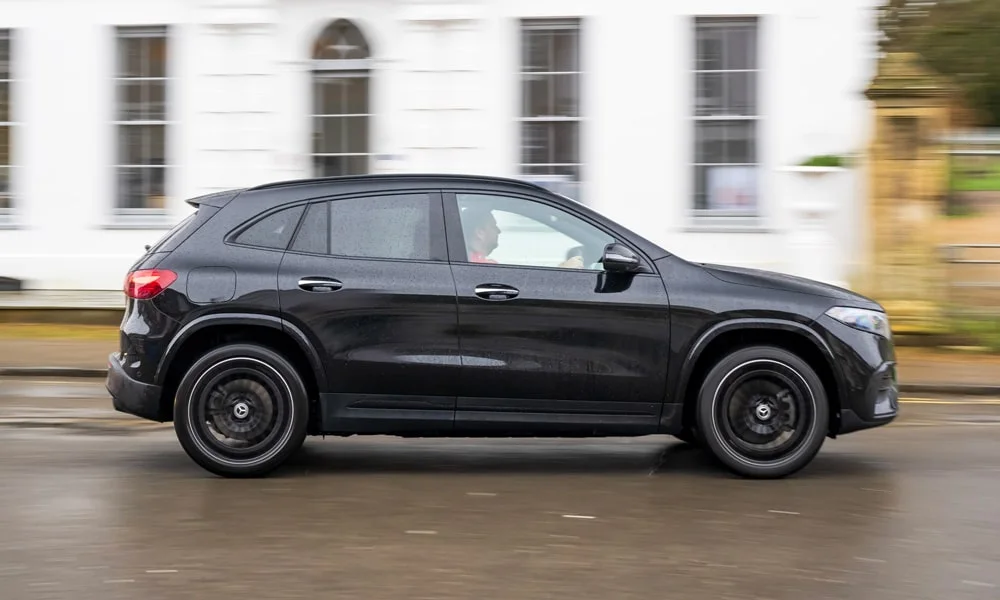 Фото Mercedes-Benz EQA (2024) — вид сбоку, фото 2. Чёрный кузов в профиль — пропорции, высота посадки и дизайн дисков. Длинная база — простор второго ряда; короткие свесы упрощают парковку Mercedes-Benz EQA (2024) — вид сбоку, фото 2