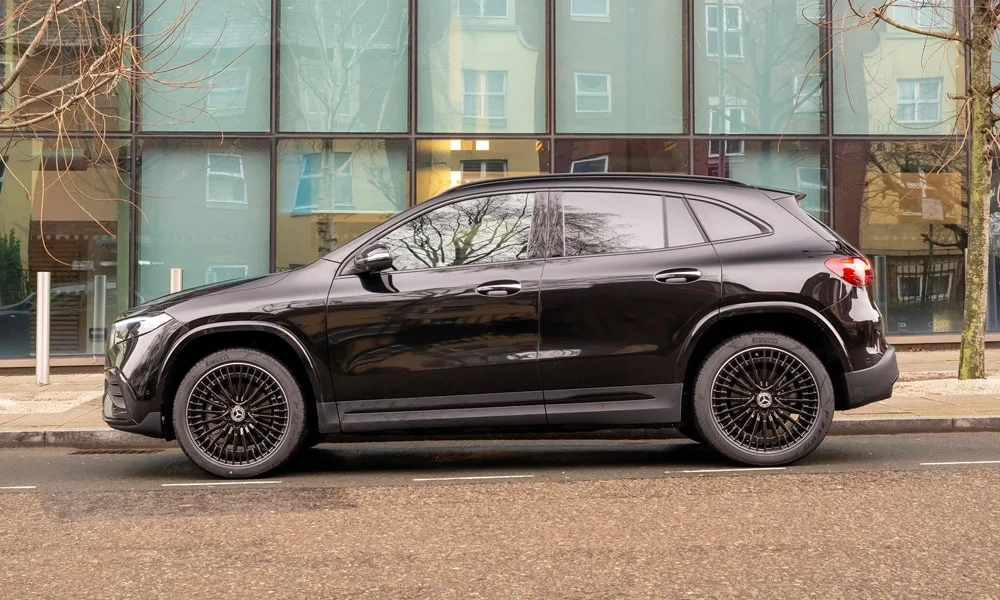 Фото Mercedes-Benz EQA (2024) — вид сбоку, фото 3. Профиль в чёрном цвете: соотношение колёсной базы и свесов. Хромированные или чёрные молдинги окон отличают комплектации Mercedes-Benz EQA (2024) — вид сбоку, фото 3