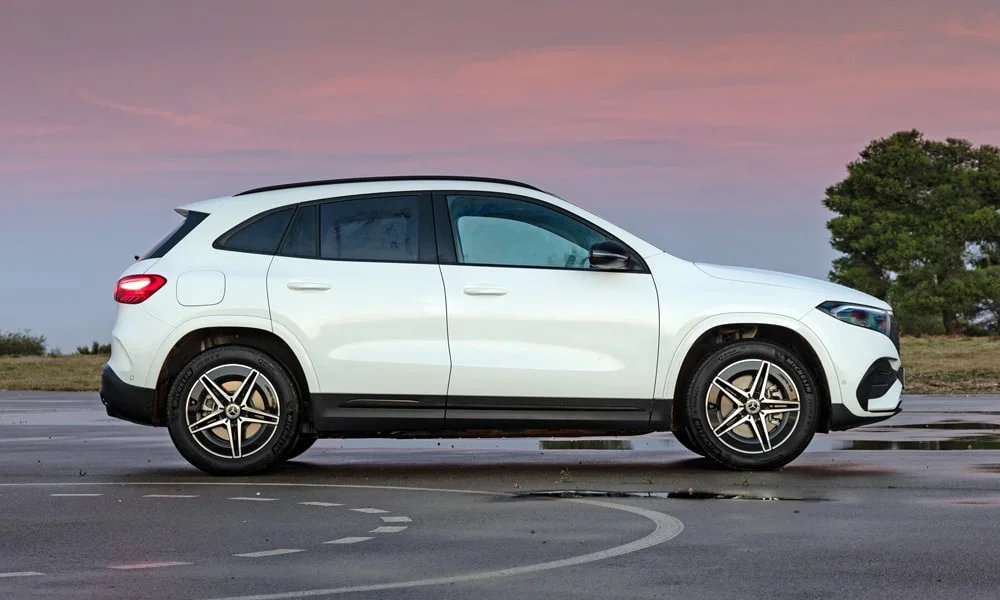Фото Mercedes-Benz EQA (2024) — вид сбоку, фото 6. Сбоку читаются линия остекления и характер выштамповок на белом кузове. Длинная база — простор второго ряда; короткие свесы упрощают парковку Mercedes-Benz EQA (2024) — вид сбоку, фото 6
