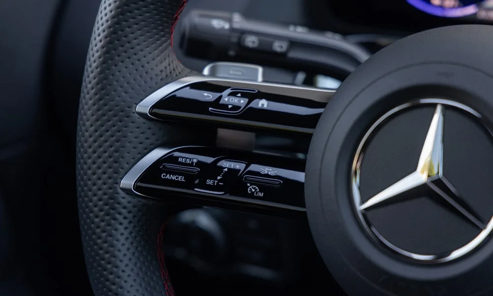 Фото Mercedes-Benz EQA (2024) — руль. Обшивка обода и компоновка спиц крупным планом. Обогрев обода — опция, которую оценят зимой Mercedes-Benz EQA (2024) — руль