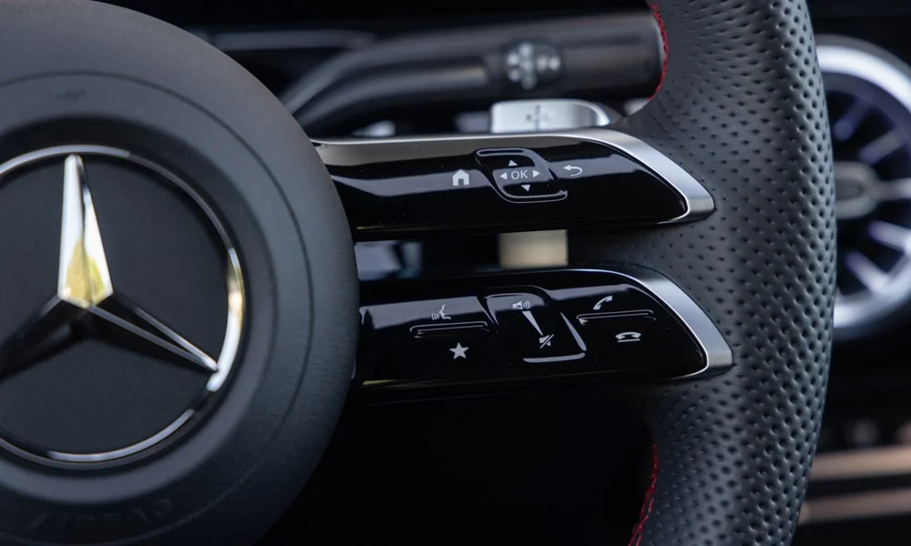 Фото Mercedes-Benz EQA (2024) — руль, фото 2. Обшивка обода и компоновка спиц крупным планом. Обогрев обода — опция, которую оценят зимой Mercedes-Benz EQA (2024) — руль, фото 2