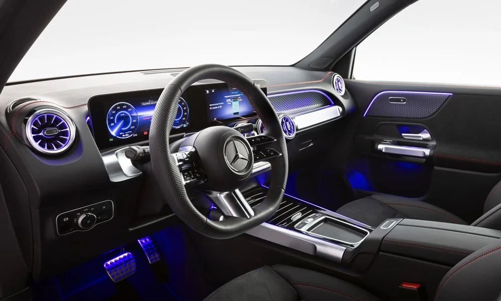 Фото Mercedes-Benz EQB (2024) — передняя панель. Компоновка экранов, дефлекторов и консоли. Мягкие материалы верхнего яруса и вставки задают уровень интерьера Mercedes-Benz EQB (2024) — передняя панель