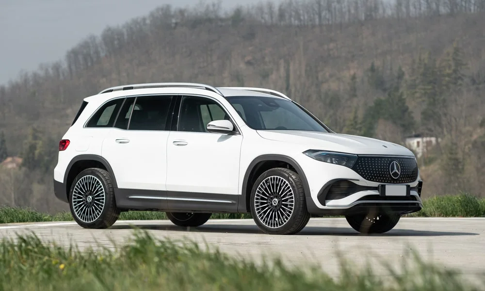 Фото Mercedes-Benz EQB (2024) — вид спереди. Анфас: пропорции капота, посадка кузова и графика ходовых огней Mercedes-Benz EQB (2024) — вид спереди