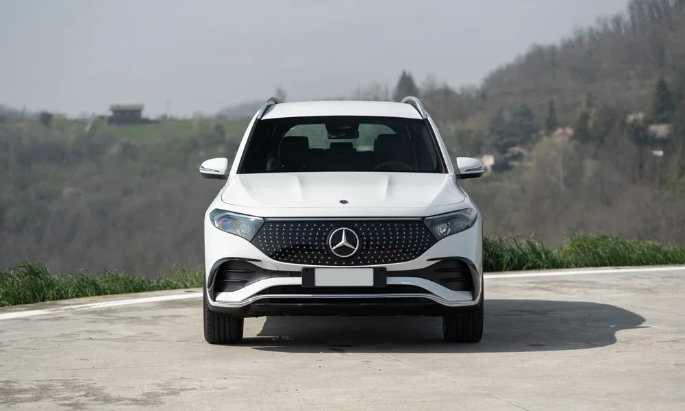 Фото Mercedes-Benz EQB (2024) — вид спереди, фото 2. Оптика, решётка и бампер — первое впечатление о модели. Рисунок ходовых огней — подпись модели, по нему её узнают в потоке Mercedes-Benz EQB (2024) — вид спереди, фото 2