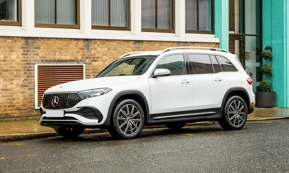 Фото Mercedes-Benz EQB (2024) — вид спереди, фото 6. Передок в белом исполнении — крупная светотехника и выразительный бампер Mercedes-Benz EQB (2024) — вид спереди, фото 6