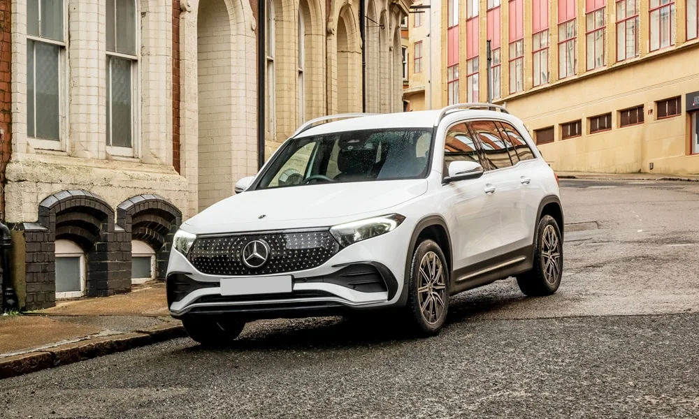 Фото Mercedes-Benz EQB (2024) — вид спереди, фото 7. Оптика, решётка и бампер — первое впечатление о модели. Рисунок ходовых огней — подпись модели, по нему её узнают в потоке Mercedes-Benz EQB (2024) — вид спереди, фото 7