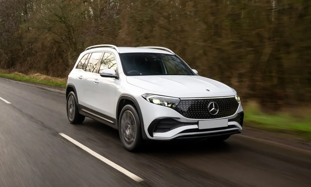 Фото Mercedes-Benz EQB (2024) — вид спереди, фото 8. Анфас: пропорции капота, посадка кузова и графика ходовых огней. Дневные ходовые огни включаются автоматически с запуском Mercedes-Benz EQB (2024) — вид спереди, фото 8