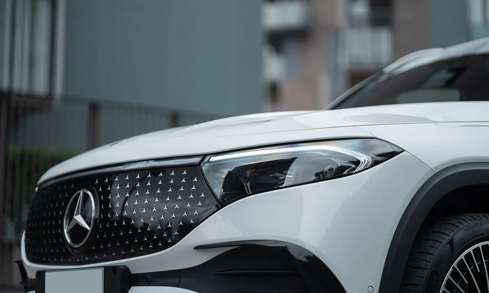 Фото Mercedes-Benz EQB (2024) — решётка радиатора. Рисунок решётки: сетка, ламели или глухая панель у электроверсий. За решёткой у многих комплектаций стоит радар адаптивного круиз-контроля Mercedes-Benz EQB (2024) — решётка радиатора