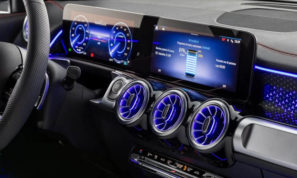 Фото Mercedes-Benz EQB (2024) — экран мультимедиа. Сдвоенный экран во всю ширину передней панели. Климат и обогревы часто управляются с этого экрана — привыкание занимает пару дней Mercedes-Benz EQB (2024) — экран мультимедиа