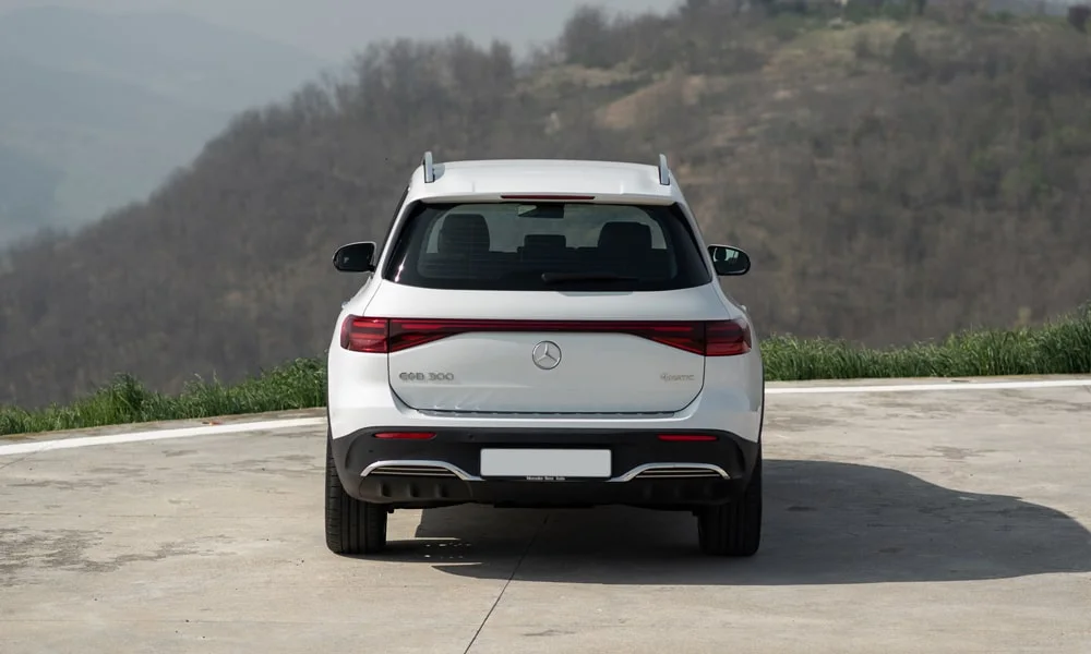 Фото Mercedes-Benz EQB (2024) — вид сзади, фото 2. Белый кузов сзади — фонари и бампер определяют ночной образ модели. Насадки выхлопа или их имитация внизу бампера различают версии Mercedes-Benz EQB (2024) — вид сзади, фото 2
