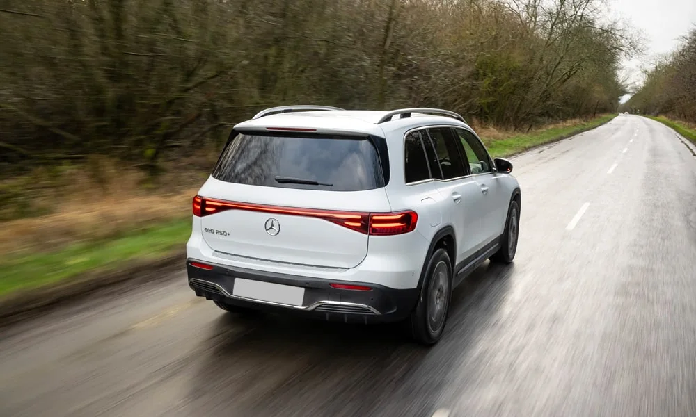 Фото Mercedes-Benz EQB (2024) — вид сзади, фото 8. Белый кузов сзади — фонари и бампер определяют ночной образ модели. Светодиодная полоса или раздельные секции — задняя оптика стала главным украшением кормы Mercedes-Benz EQB (2024) — вид сзади, фото 8
