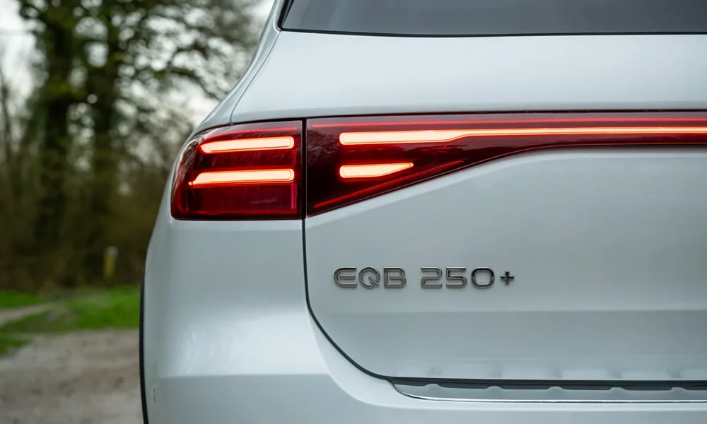 Фото Mercedes-Benz EQB (2024) — вид сзади, фото 9. Корма в серебристом цвете: графика фонарей и пластика пятой двери. Насадки выхлопа или их имитация внизу бампера различают версии Mercedes-Benz EQB (2024) — вид сзади, фото 9