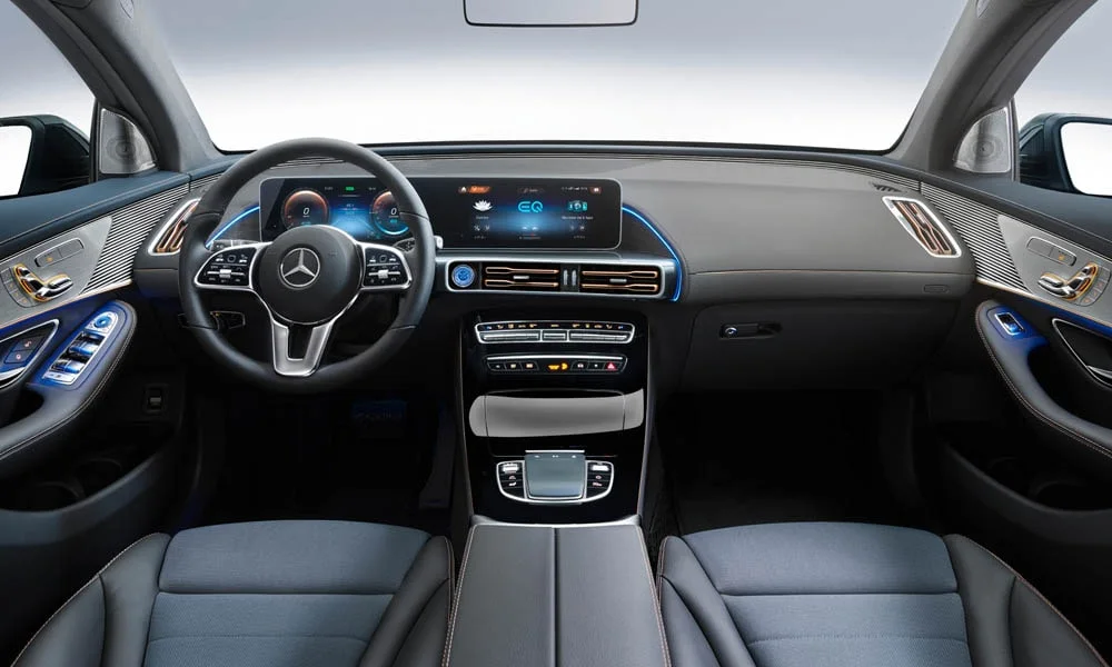 Фото Mercedes-Benz EQC (2024) — передняя панель. Архитектура передней панели: ярусы, вставки и консоль в тёмно-синей гамме. Мягкие материалы верхнего яруса и вставки задают уровень интерьера Mercedes-Benz EQC (2024) — передняя панель