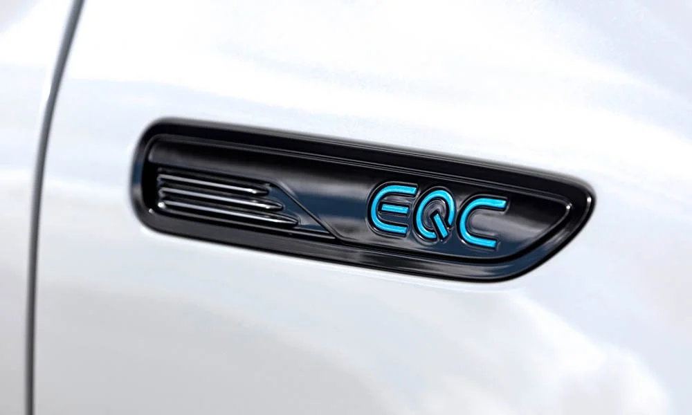 Фото Mercedes-Benz EQC (2024) — экстерьер. Внешняя деталь кузова вблизи. Мелкие элементы экстерьера дополняют общий стиль модели Mercedes-Benz EQC (2024) — экстерьер