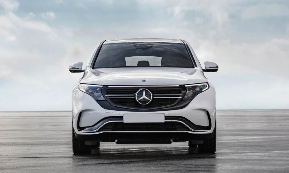 Фото Mercedes-Benz EQC (2024) — вид спереди, фото 2. Белый кузов, строгая симметрия оптики — базовый ракурс знакомства с дизайном Mercedes-Benz EQC (2024) — вид спереди, фото 2