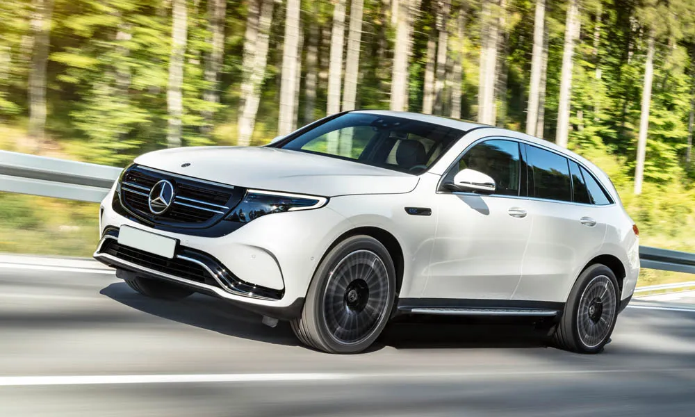 Фото Mercedes-Benz EQC (2024) — вид спереди, фото 3. Анфас: пропорции капота, посадка кузова и графика ходовых огней. Дневные ходовые огни включаются автоматически с запуском Mercedes-Benz EQC (2024) — вид спереди, фото 3