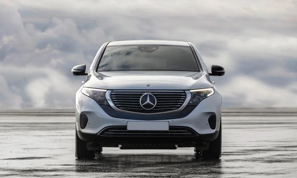 Фото Mercedes-Benz EQC (2024) — вид спереди, фото 5. Анфас: пропорции капота, посадка кузова и графика ходовых огней. Рисунок ходовых огней — подпись модели, по нему её узнают в потоке Mercedes-Benz EQC (2024) — вид спереди, фото 5