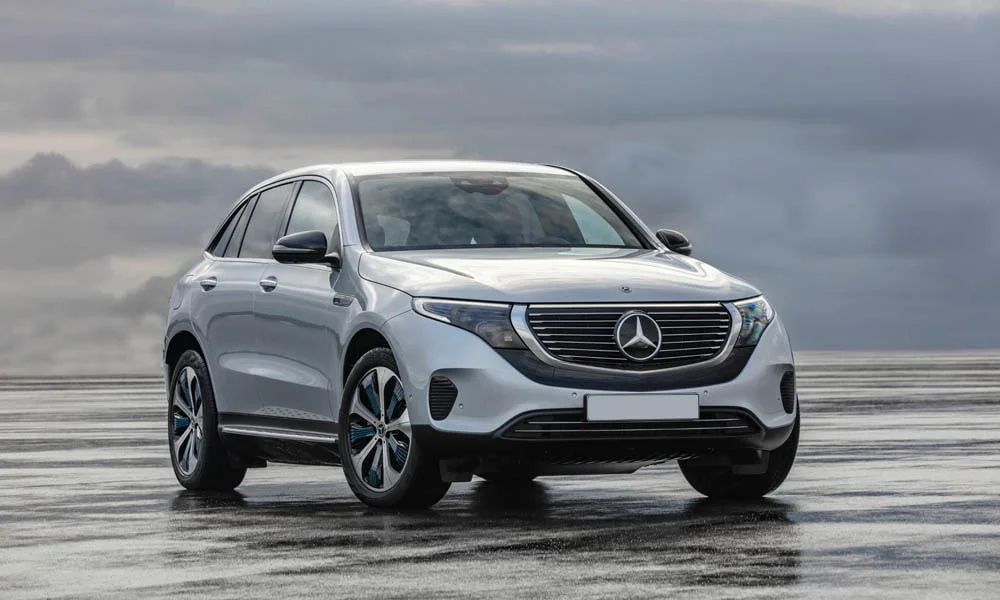 Фото Mercedes-Benz EQC (2024) — вид спереди, фото 6. Анфас: пропорции капота, посадка кузова и графика ходовых огней. Дневные ходовые огни включаются автоматически с запуском Mercedes-Benz EQC (2024) — вид спереди, фото 6