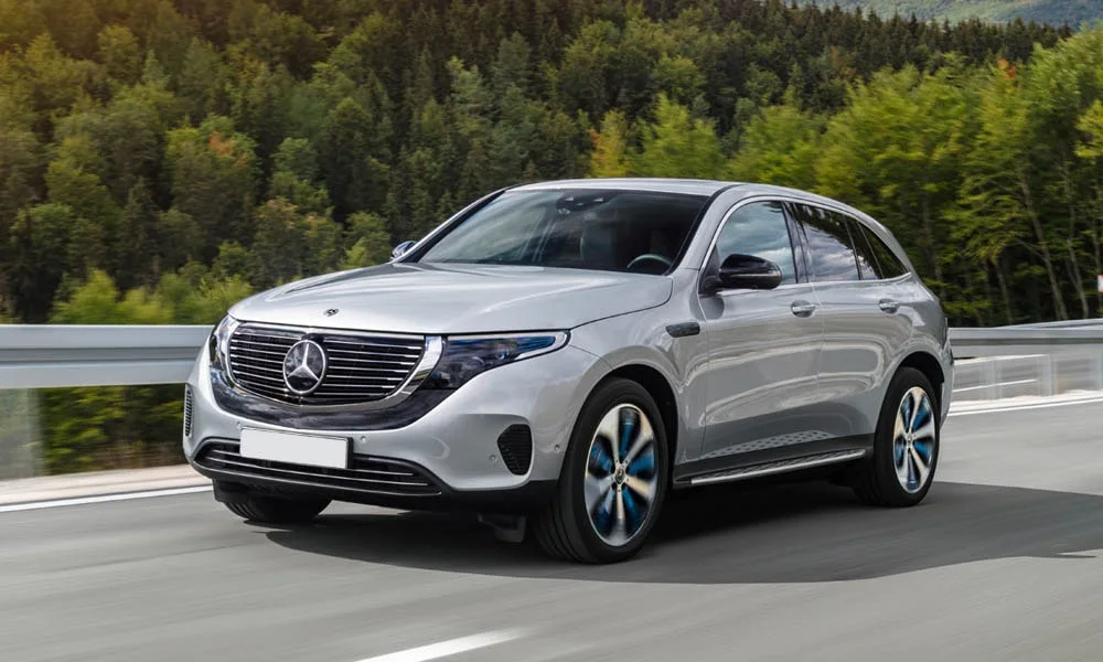 Фото Mercedes-Benz EQC (2024) — вид спереди, фото 7. Передок в серебристом исполнении — крупная светотехника и выразительный бампер. Дневные ходовые огни включаются автоматически с запуском Mercedes-Benz EQC (2024) — вид спереди, фото 7