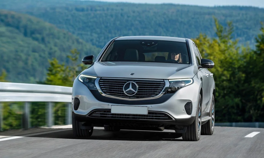 Фото Mercedes-Benz EQC (2024) — вид спереди, фото 8. Оптика, решётка и бампер — первое впечатление о модели Mercedes-Benz EQC (2024) — вид спереди, фото 8
