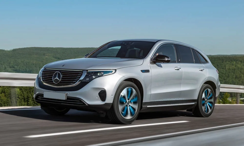 Фото Mercedes-Benz EQC (2024) — вид спереди, фото 9. Передок в серебристом исполнении — крупная светотехника и выразительный бампер Mercedes-Benz EQC (2024) — вид спереди, фото 9