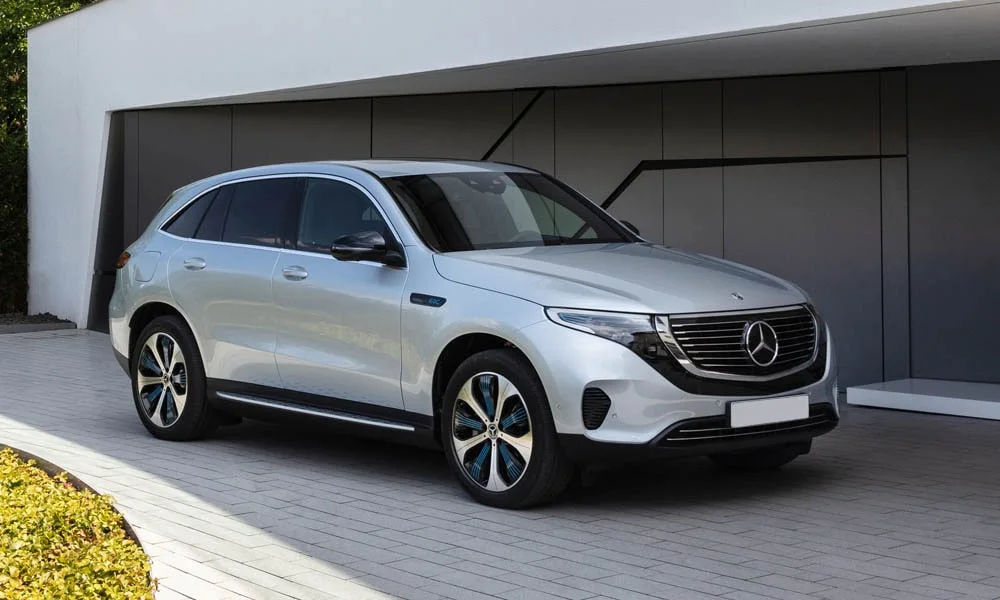 Фото Mercedes-Benz EQC (2024) — вид спереди, фото 10. Оптика, решётка и бампер — первое впечатление о модели. Дневные ходовые огни включаются автоматически с запуском Mercedes-Benz EQC (2024) — вид спереди, фото 10