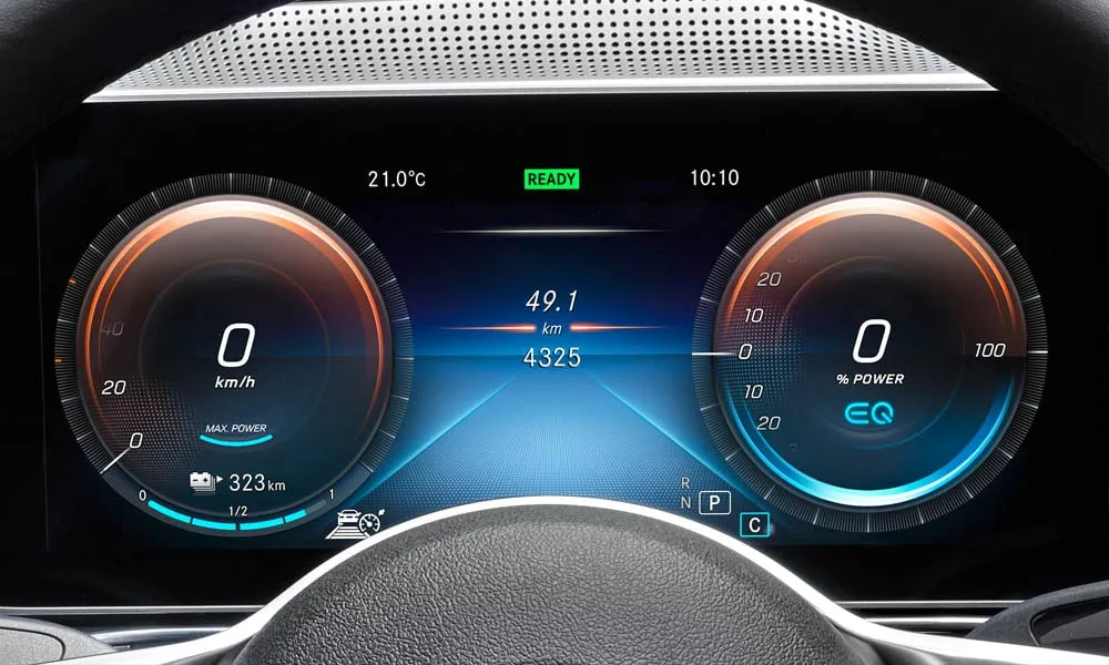 Фото Mercedes-Benz EQC (2024) — приборная панель. Скорость, запас хода и подсказки ассистентов перед глазами Mercedes-Benz EQC (2024) — приборная панель