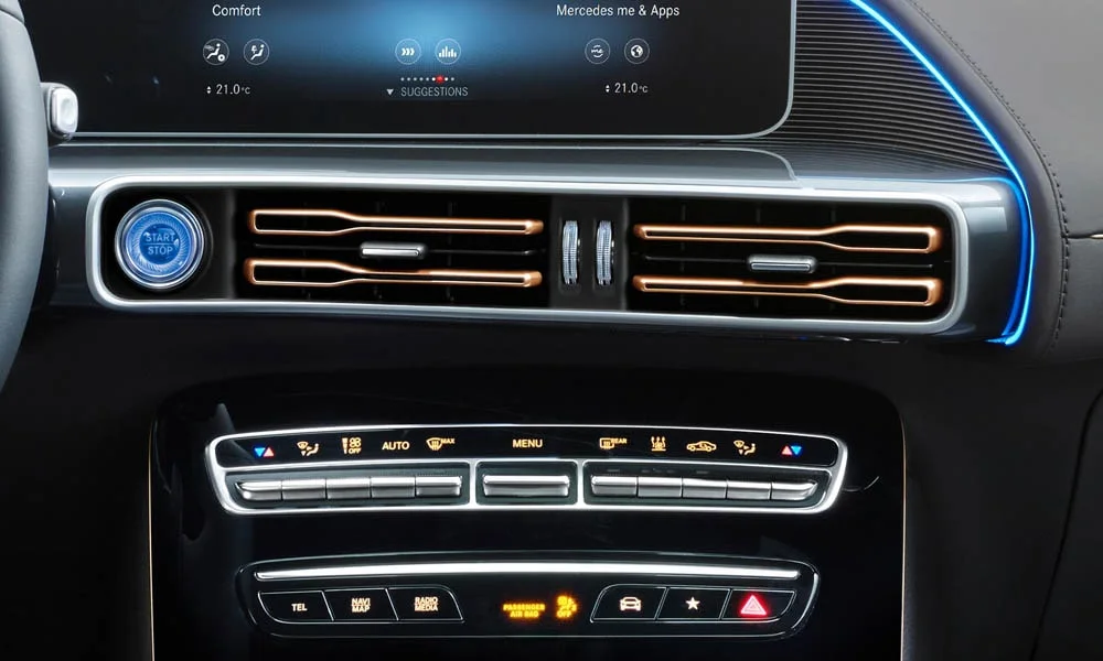 Фото Mercedes-Benz EQC (2024) — интерьер. Общий план салона: архитектура панели, консоль и кресла Mercedes-Benz EQC (2024) — интерьер