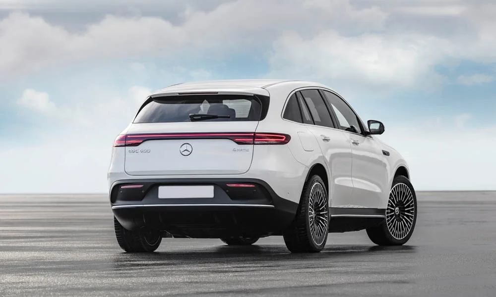 Фото Mercedes-Benz EQC (2024) — вид сзади. Корма в белом цвете: графика фонарей и пластика пятой двери. Светодиодная полоса или раздельные секции — задняя оптика стала главным украшением кормы Mercedes-Benz EQC (2024) — вид сзади