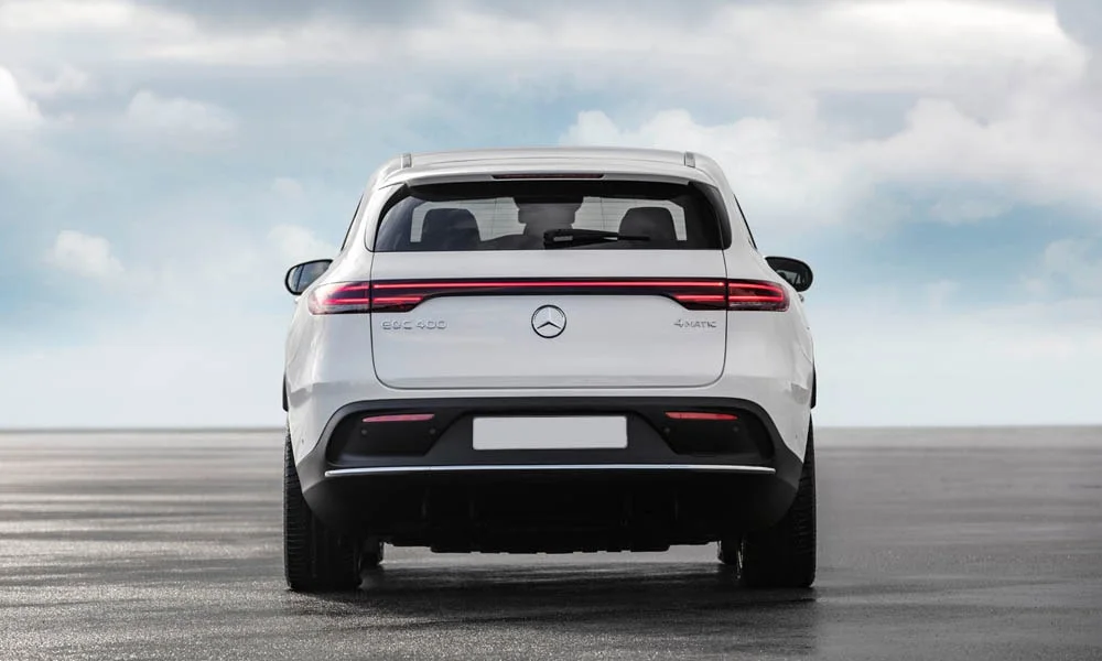 Фото Mercedes-Benz EQC (2024) — вид сзади, фото 2. Корма в белом цвете: графика фонарей и пластика пятой двери. Светодиодная полоса или раздельные секции — задняя оптика стала главным украшением кормы Mercedes-Benz EQC (2024) — вид сзади, фото 2