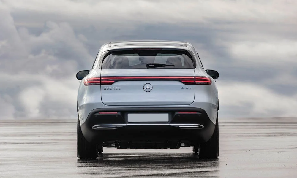 Фото Mercedes-Benz EQC (2024) — вид сзади, фото 5. Графика фонарей, бампер и оформление пятой двери Mercedes-Benz EQC (2024) — вид сзади, фото 5