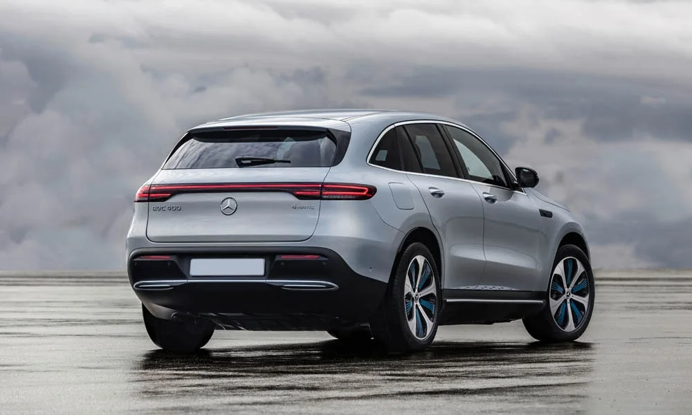 Фото Mercedes-Benz EQC (2024) — вид сзади, фото 6. Линия крыши, стойки и задняя дверь в серебристом исполнении Mercedes-Benz EQC (2024) — вид сзади, фото 6