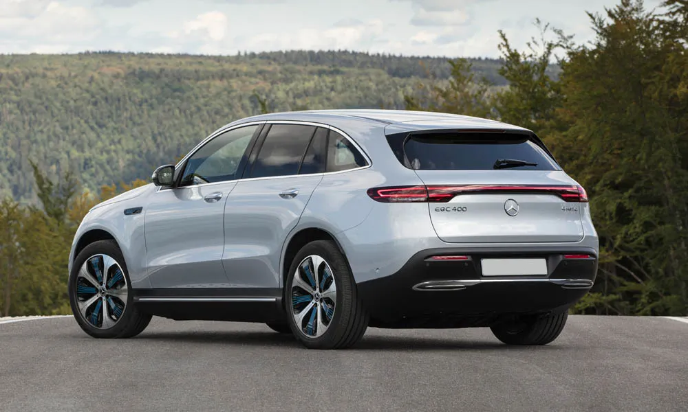 Фото Mercedes-Benz EQC (2024) — вид сзади, фото 7. Корма в серебристом цвете: графика фонарей и пластика пятой двери Mercedes-Benz EQC (2024) — вид сзади, фото 7