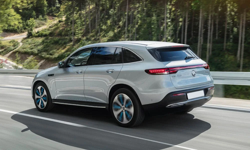 Фото Mercedes-Benz EQC (2024) — вид сзади, фото 8. Серебристый кузов сзади — фонари и бампер определяют ночной образ модели. Насадки выхлопа или их имитация внизу бампера различают версии Mercedes-Benz EQC (2024) — вид сзади, фото 8