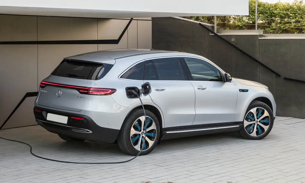 Фото Mercedes-Benz EQC (2024) — вид сзади, фото 9. Серебристый кузов сзади — фонари и бампер определяют ночной образ модели. Насадки выхлопа или их имитация внизу бампера различают версии Mercedes-Benz EQC (2024) — вид сзади, фото 9