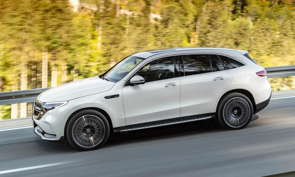 Фото Mercedes-Benz EQC (2024) — вид сбоку, фото 2. Профиль в белом цвете: соотношение колёсной базы и свесов Mercedes-Benz EQC (2024) — вид сбоку, фото 2