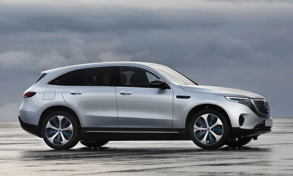 Фото Mercedes-Benz EQC (2024) — вид сбоку, фото 3. Серебристый кузов в профиль — пропорции, высота посадки и дизайн дисков Mercedes-Benz EQC (2024) — вид сбоку, фото 3