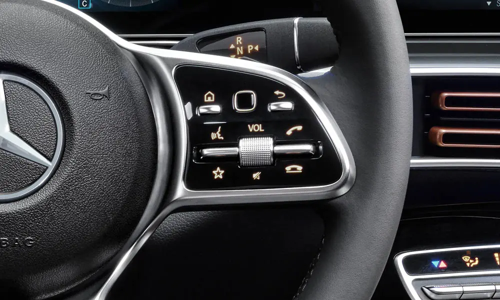 Фото Mercedes-Benz EQC (2024) — руль, фото 2. Обшивка обода и компоновка спиц крупным планом Mercedes-Benz EQC (2024) — руль, фото 2