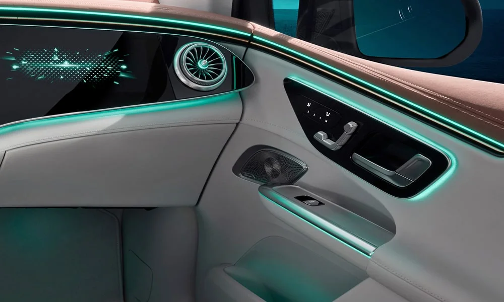 Фото Mercedes-Benz EQE SUV (2024) — дверная карта. Подлокотник, динамик и блок стеклоподъёмников. Решётка динамика в двери — часть штатной акустики Mercedes-Benz EQE SUV (2024) — дверная карта