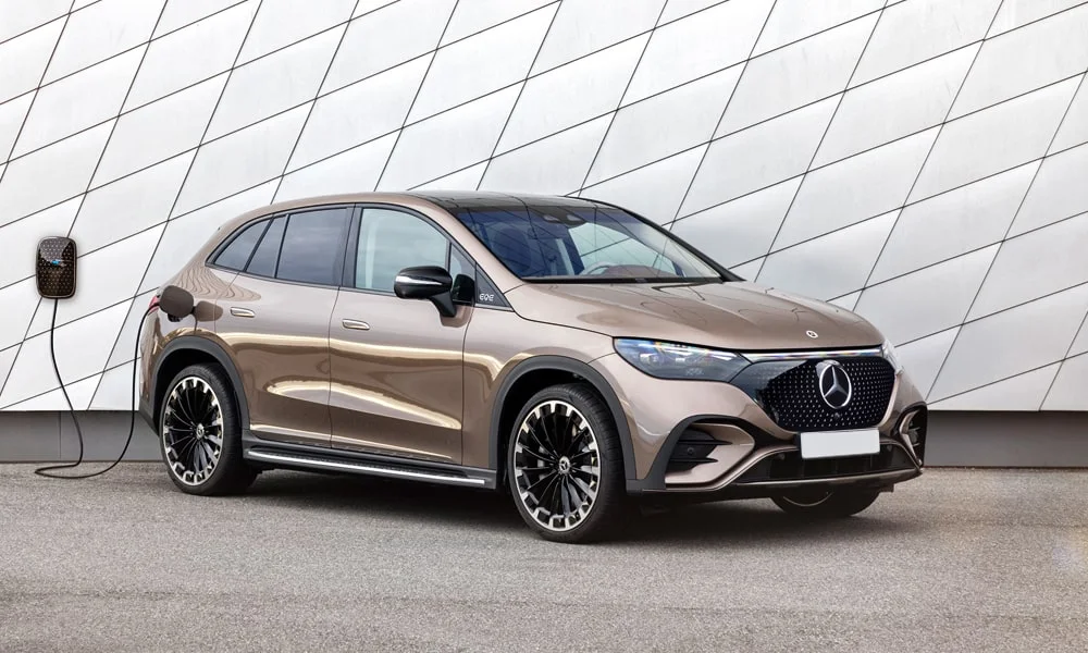 Фото Mercedes-Benz EQE SUV (2024) — вид спереди. Коричневый кузов, строгая симметрия оптики — базовый ракурс знакомства с дизайном Mercedes-Benz EQE SUV (2024) — вид спереди