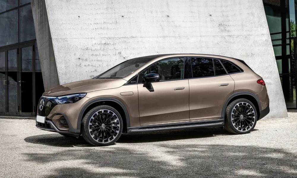 Фото Mercedes-Benz EQE SUV (2024) — вид спереди, фото 2. Передок в коричневом исполнении — крупная светотехника и выразительный бампер. Рисунок ходовых огней — подпись модели, по нему её узнают в потоке Mercedes-Benz EQE SUV (2024) — вид спереди, фото 2