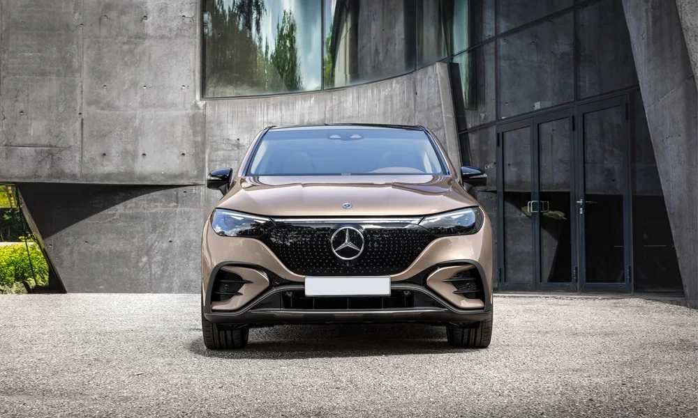 Фото Mercedes-Benz EQE SUV (2024) — вид спереди, фото 3. Коричневый кузов, строгая симметрия оптики — базовый ракурс знакомства с дизайном Mercedes-Benz EQE SUV (2024) — вид спереди, фото 3