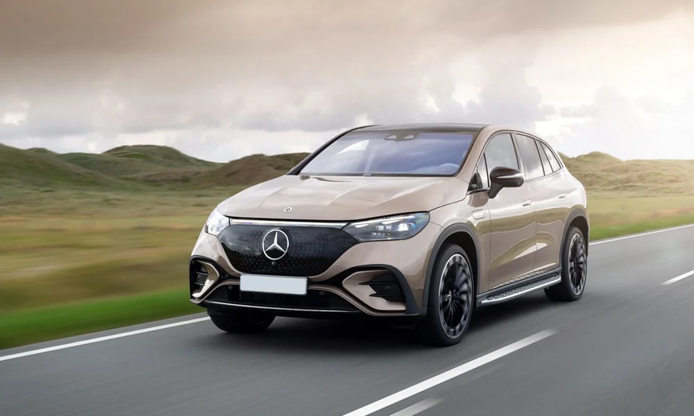 Фото Mercedes-Benz EQE SUV (2024) — вид спереди, фото 4. Оптика, решётка и бампер — первое впечатление о модели. Дневные ходовые огни включаются автоматически с запуском Mercedes-Benz EQE SUV (2024) — вид спереди, фото 4