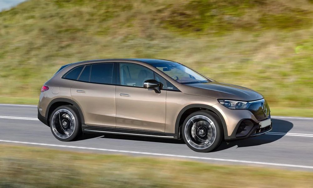 Фото Mercedes-Benz EQE SUV (2024) — вид спереди, фото 5. Передок в коричневом исполнении — крупная светотехника и выразительный бампер. Рисунок ходовых огней — подпись модели, по нему её узнают в потоке Mercedes-Benz EQE SUV (2024) — вид спереди, фото 5
