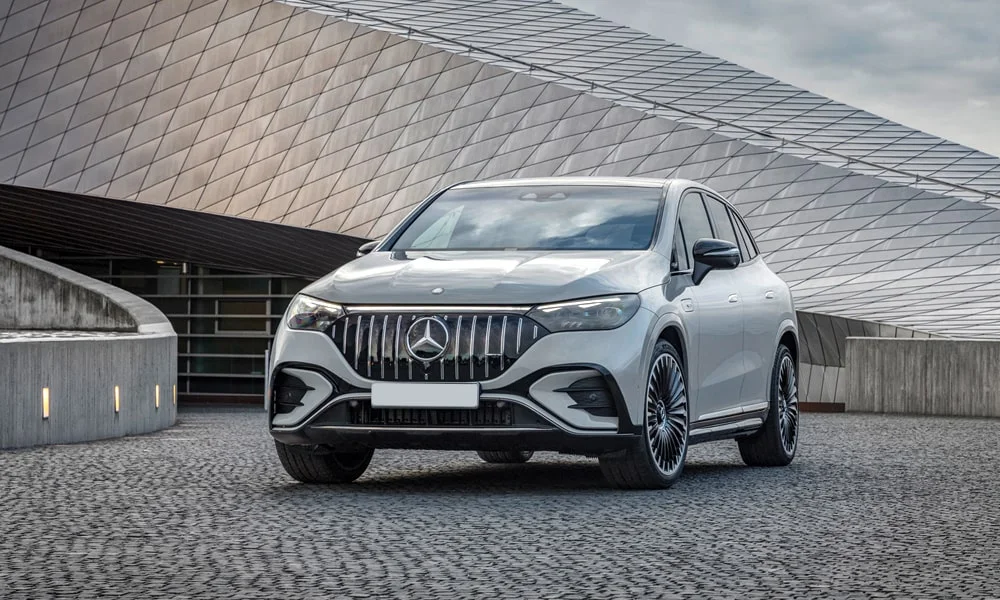 Фото Mercedes-Benz EQE SUV (2024) — вид спереди, фото 6. Анфас: пропорции капота, посадка кузова и графика ходовых огней. Дневные ходовые огни включаются автоматически с запуском Mercedes-Benz EQE SUV (2024) — вид спереди, фото 6
