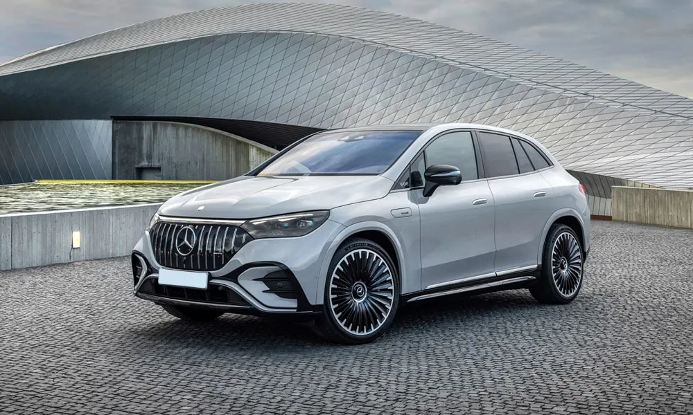 Фото Mercedes-Benz EQE SUV (2024) — вид спереди, фото 7. Анфас: пропорции капота, посадка кузова и графика ходовых огней Mercedes-Benz EQE SUV (2024) — вид спереди, фото 7