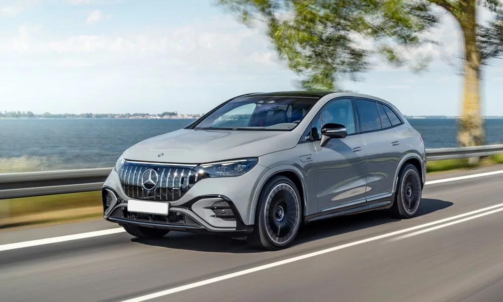 Фото Mercedes-Benz EQE SUV (2024) — вид спереди, фото 8. Серый кузов, строгая симметрия оптики — базовый ракурс знакомства с дизайном Mercedes-Benz EQE SUV (2024) — вид спереди, фото 8